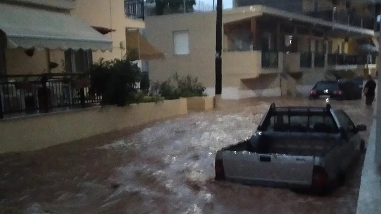 Θάσος: Πλημμύρισαν σπίτια και ξενοδοχεία, παρασύρθηκαν αυτοκίνητα